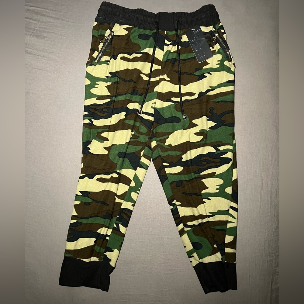 NWT! LA12ST Cropped Camo Pants